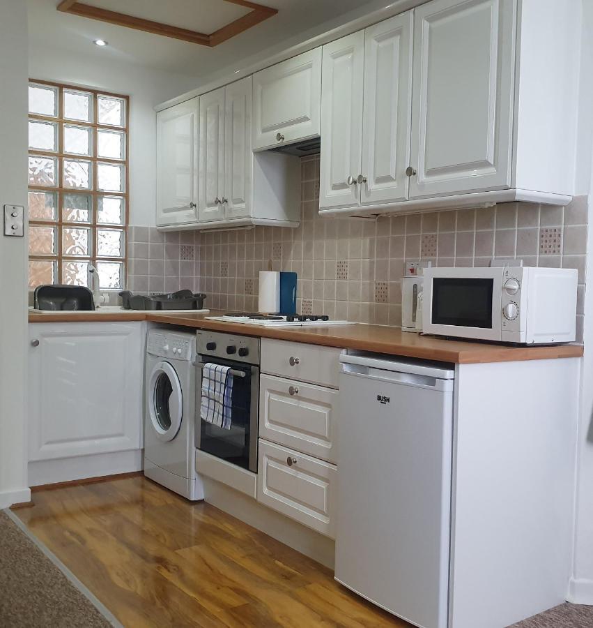 A Beautiful Apartment With Stunning Sea Views & Private Balcony บอร์นมัธ ภายนอก รูปภาพ