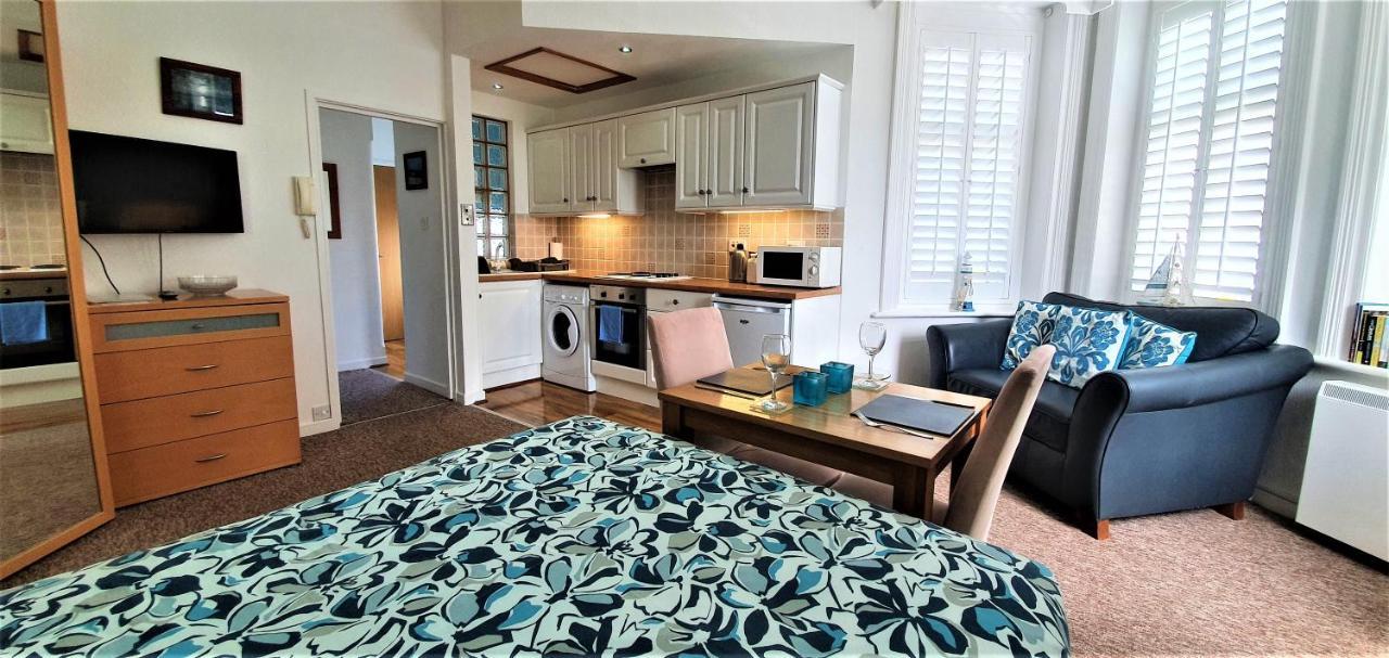 A Beautiful Apartment With Stunning Sea Views & Private Balcony บอร์นมัธ ภายนอก รูปภาพ