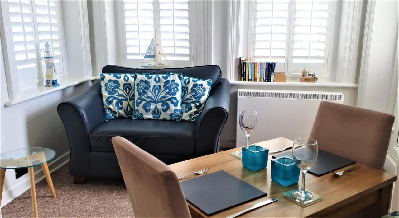A Beautiful Apartment With Stunning Sea Views & Private Balcony บอร์นมัธ ภายนอก รูปภาพ