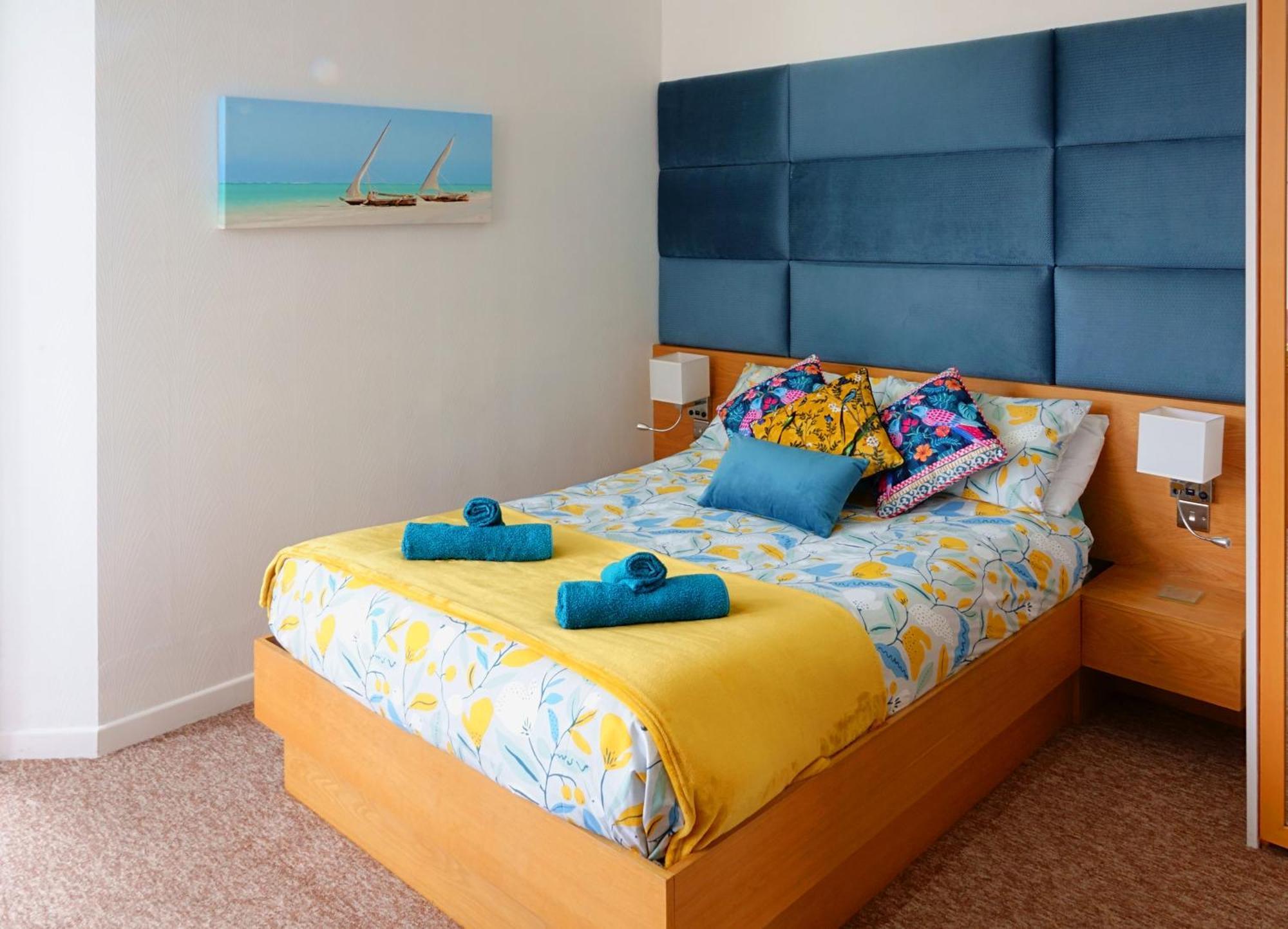 A Beautiful Apartment With Stunning Sea Views & Private Balcony บอร์นมัธ ภายนอก รูปภาพ